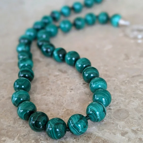 Elegant Green Beaded Necklace - Picture 4 of 5